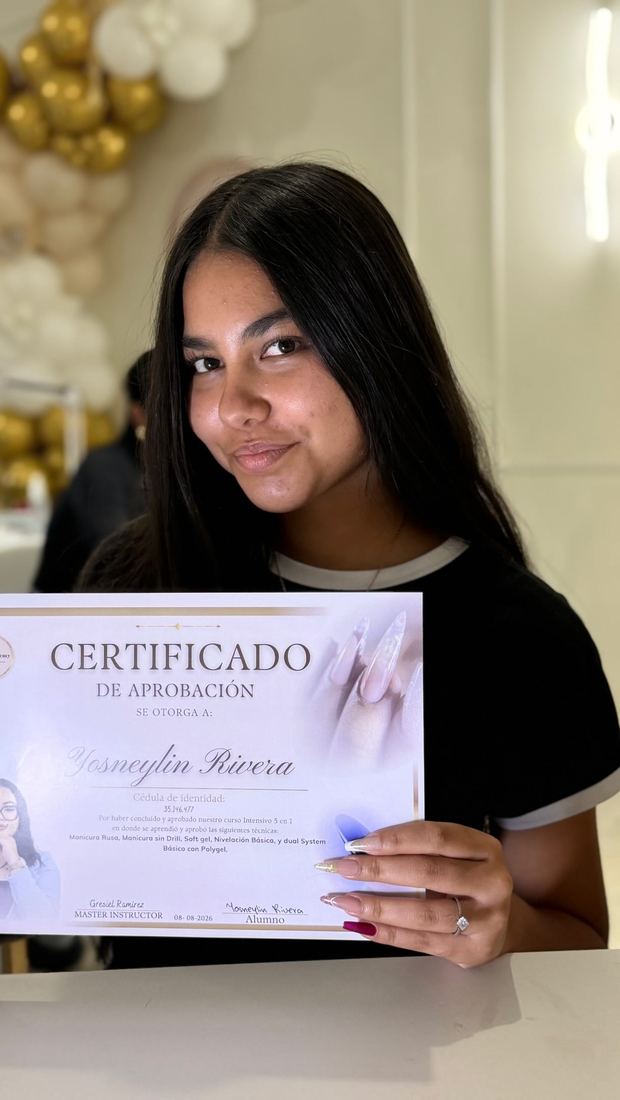 Alumna sonriente con su certificado de aprobación