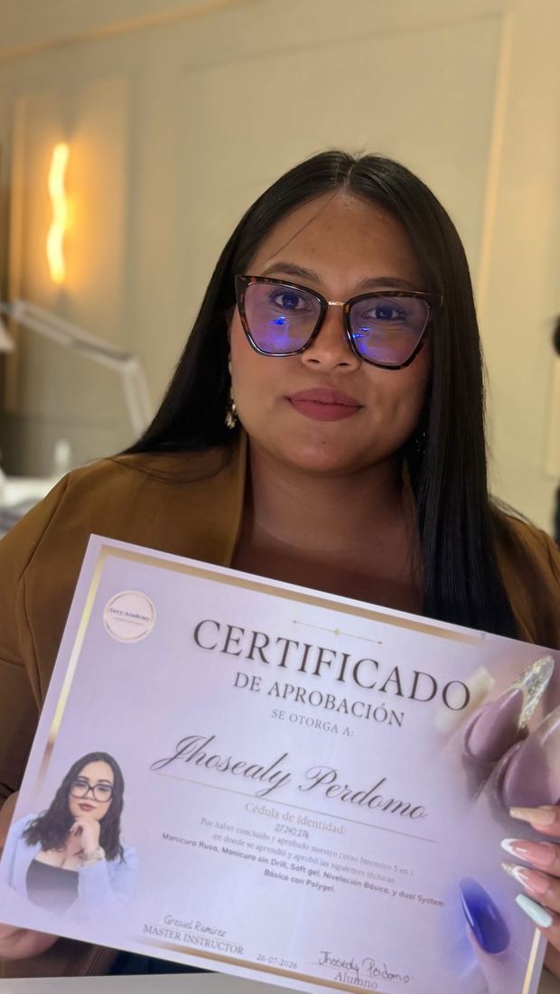 Alumna con lentes mostrando su certificado