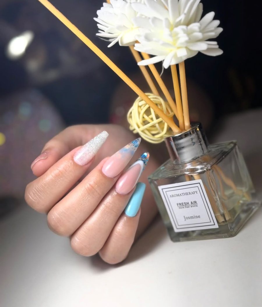 Uñas largas con glitter, francés y celeste, resultado del curso 5 en 1 en Caracas