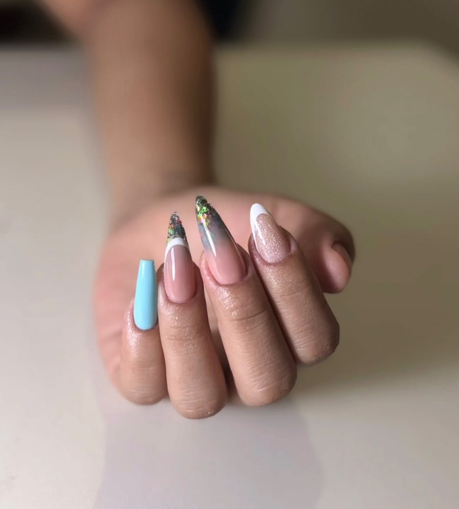 Uñas largas con acabados en celeste, francés y glitter, resultado del curso 5 en 1 en Valencia